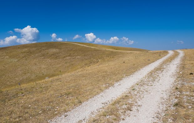 Cammino nelle Terre Mutate viaggio in centro Italia a piedi sentiero