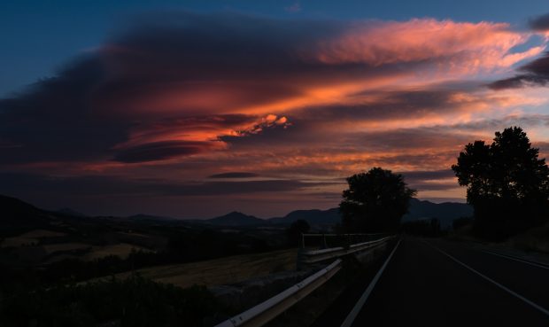 Cammino nelle Terre Mutate viaggio in centro Italia a piedi alba